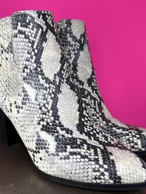 Steve Madden Jain Snake Print Pointed Toe Heeled Chelsea Boot US 9